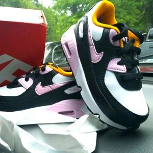 Size 6.... Nike Air Max Girls.